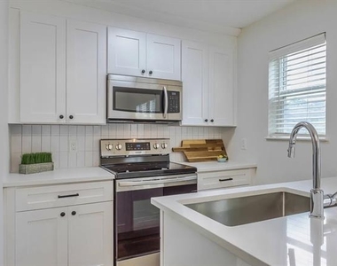 425 N Rosemont Avenue - Photo Thumbnail 3
