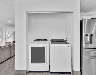 7145 Crescent Creek Place - Photo Thumbnail 29