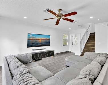 7145 Crescent Creek Place - Photo Thumbnail 12