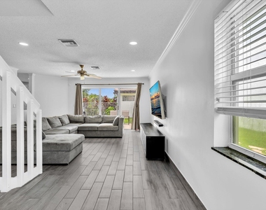 7145 Crescent Creek Place - Photo Thumbnail 6