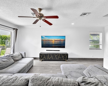 7145 Crescent Creek Place - Photo Thumbnail 9