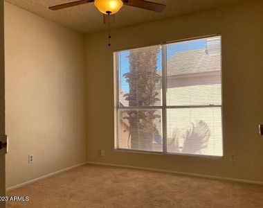 530 E Kerry Lane - Photo Thumbnail 2