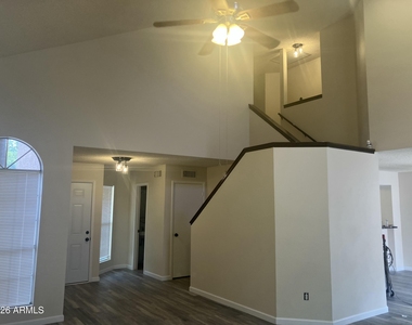 530 E Kerry Lane - Photo Thumbnail 23