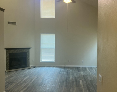 530 E Kerry Lane - Photo Thumbnail 6