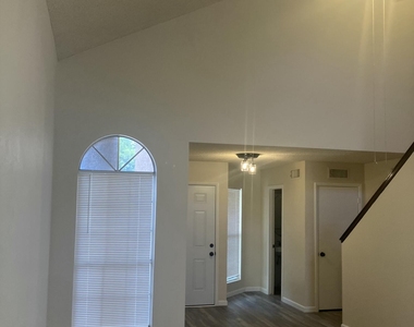530 E Kerry Lane - Photo Thumbnail 22