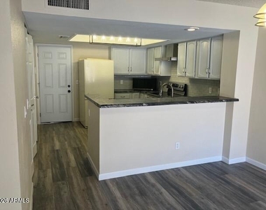 530 E Kerry Lane - Photo Thumbnail 31
