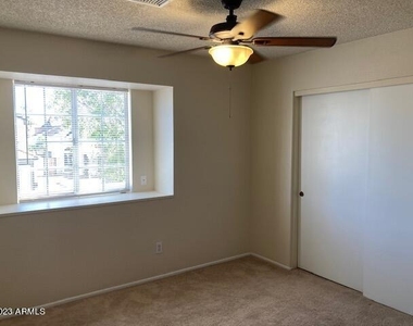 530 E Kerry Lane - Photo Thumbnail 1