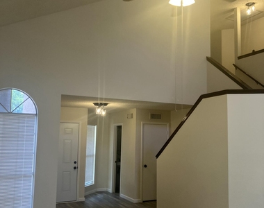 530 E Kerry Lane - Photo Thumbnail 7