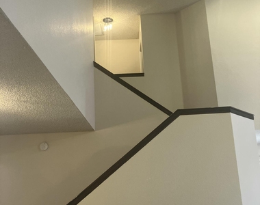 530 E Kerry Lane - Photo Thumbnail 25