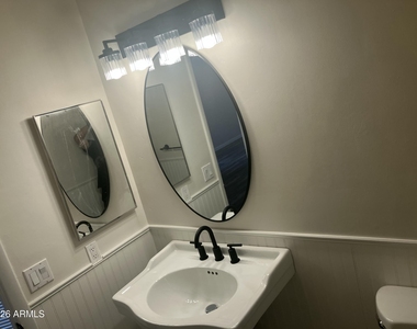 530 E Kerry Lane - Photo Thumbnail 11
