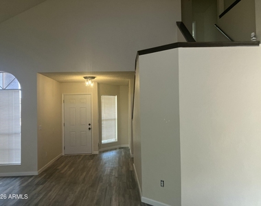 530 E Kerry Lane - Photo Thumbnail 17