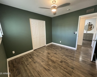8744 E Rose Lane - Photo Thumbnail 9