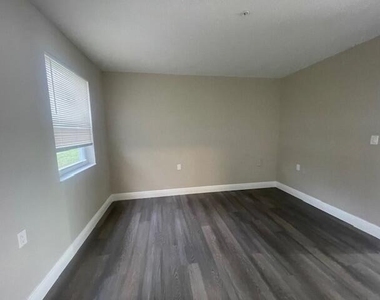 4393 Windsor Avenue - Photo Thumbnail 16