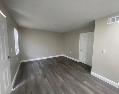 4393 Windsor Avenue - Photo Thumbnail 20
