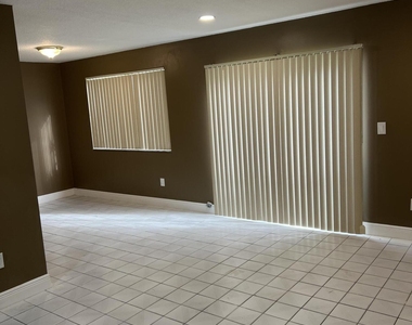 5335 Nw 5th Street - Photo Thumbnail 2