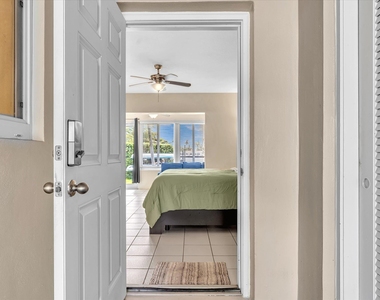 461 Se 19th Avenue - Photo Thumbnail 5