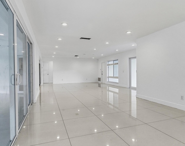 2910 Ne 40th Court - Photo Thumbnail 35