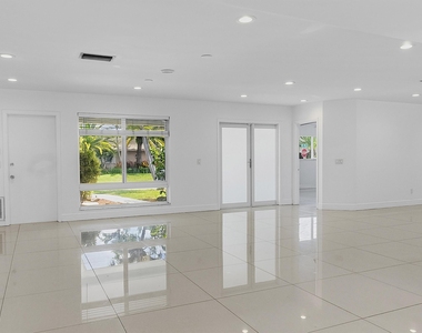 2910 Ne 40th Court - Photo Thumbnail 24