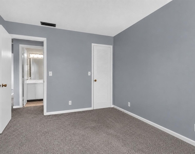 10000 Meridian Way N - Photo Thumbnail 8