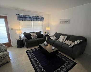1622 Ne Maureen Court - Photo Thumbnail 3