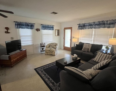 1622 Ne Maureen Court - Photo Thumbnail 4