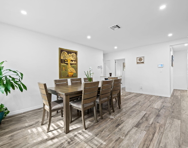 1300 Sw 17th Street - Photo Thumbnail 4
