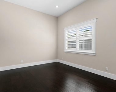 15503 Temple Boulevard - Photo Thumbnail 8