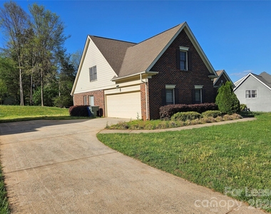 151 Woodfern Place - Photo Thumbnail 3