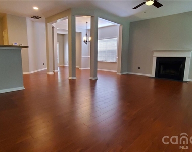 1619 Doverhill Place Place - Photo Thumbnail 2