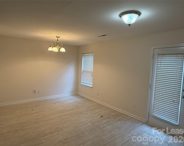 4820 Lynn Lee Circle - Photo Thumbnail 4