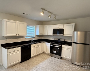 4820 Lynn Lee Circle - Photo Thumbnail 3