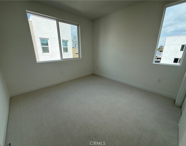 693 S Lyon Street - Photo Thumbnail 20