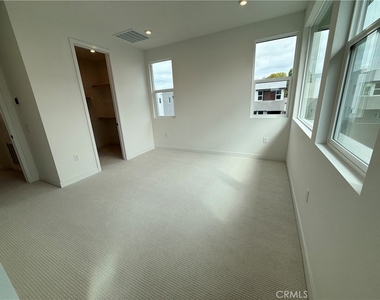 693 S Lyon Street - Photo Thumbnail 14