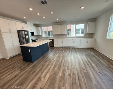 693 S Lyon Street - Photo Thumbnail 5