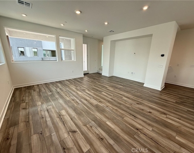 693 S Lyon Street - Photo Thumbnail 6