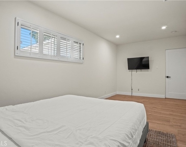 4711 Tyrone - Photo Thumbnail 40