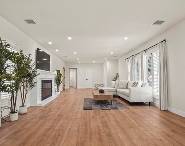 4711 Tyrone - Photo Thumbnail 22