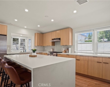 4711 Tyrone - Photo Thumbnail 25