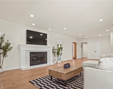 4711 Tyrone - Photo Thumbnail 21