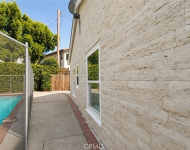 4711 Tyrone - Photo Thumbnail 7