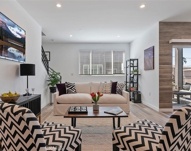 13538 Vanowen Street - Photo Thumbnail 6