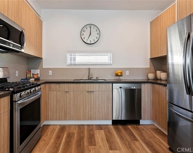 13538 Vanowen Street - Photo Thumbnail 12