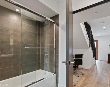 13538 Vanowen Street - Photo Thumbnail 24