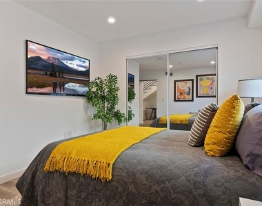 13538 Vanowen Street - Photo Thumbnail 22