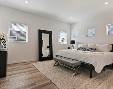 13538 Vanowen Street - Photo Thumbnail 15