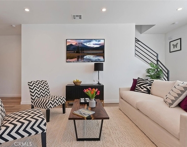 13538 Vanowen Street - Photo Thumbnail 8