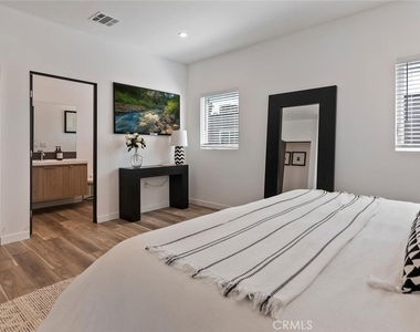 13538 Vanowen Street - Photo Thumbnail 17