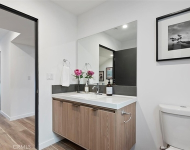 13538 Vanowen Street - Photo Thumbnail 25
