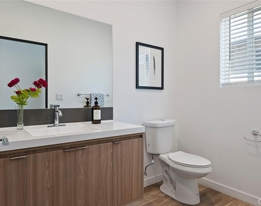 13538 Vanowen Street - Photo Thumbnail 27