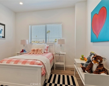 13538 Vanowen Street - Photo Thumbnail 26